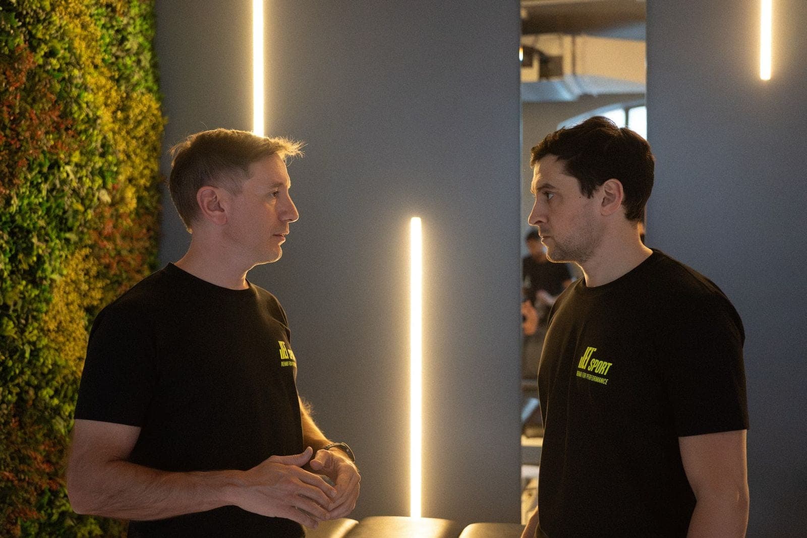 Daniel Veggetti, a la izquierda, y Federico Roldán, fundadores de JetSport, conversando.